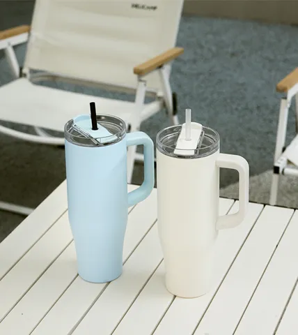 Vacuum Insulated Tumbler with Handle and Straw 01640C
